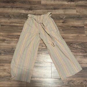 American eagle lightweight striped pants. Women’s size medium. Great for summer